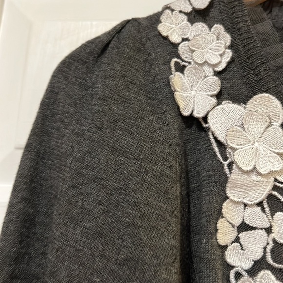 Ryu Cropped Puff Sleeve Cardigan with silver/ white flowers - Picture 4 of 5